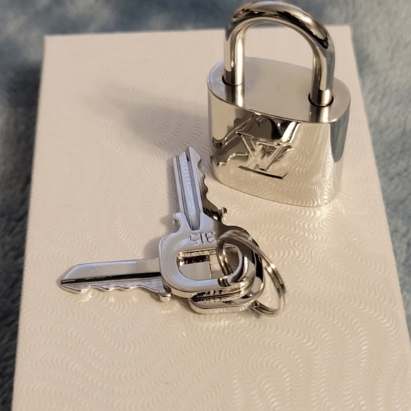 Louis Vuitton Silver Padlock with Keys - Picture 2 of 11